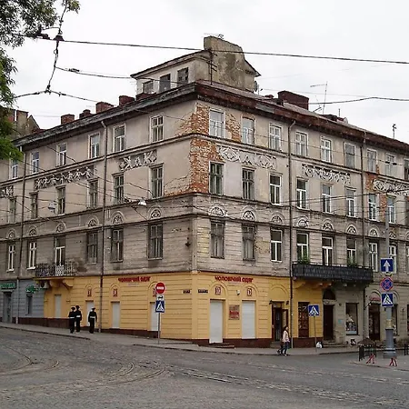 в центрі на вулиці краківька 34 біля площі ринок * Lviv